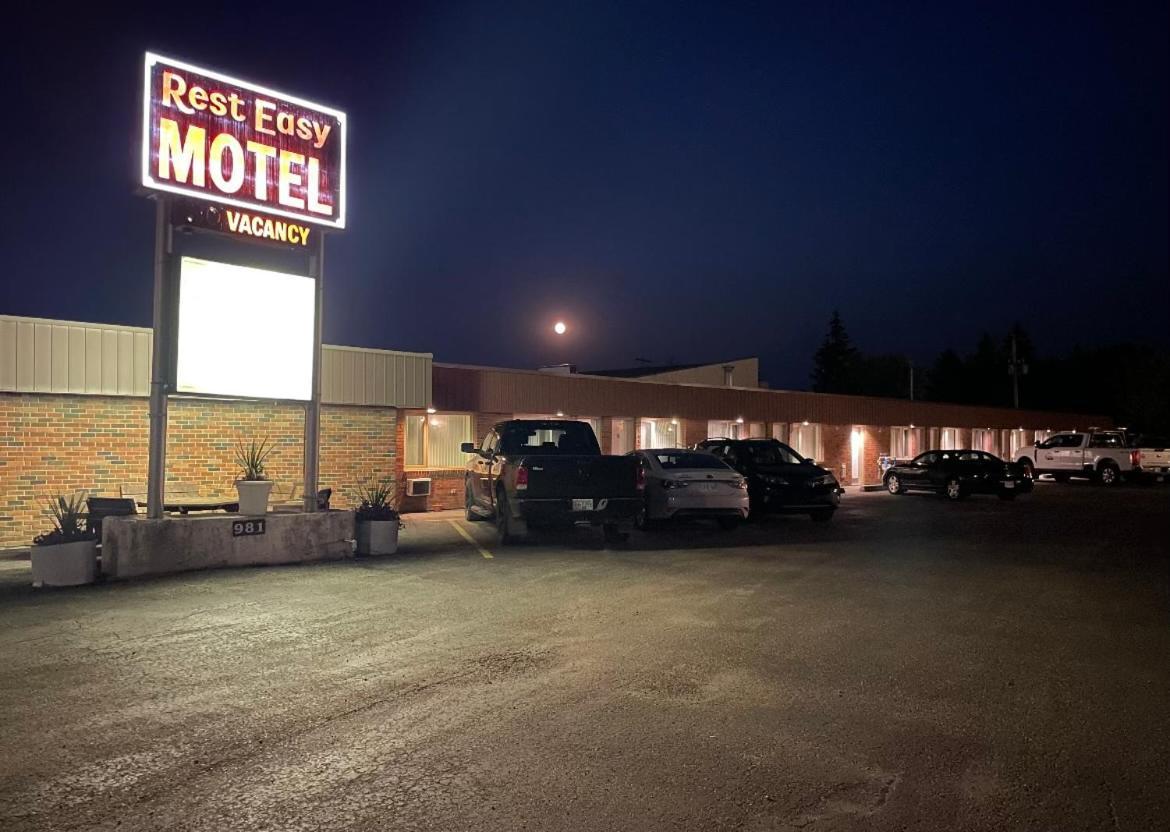 Rest Easy Motel Three Hills Exteriör bild